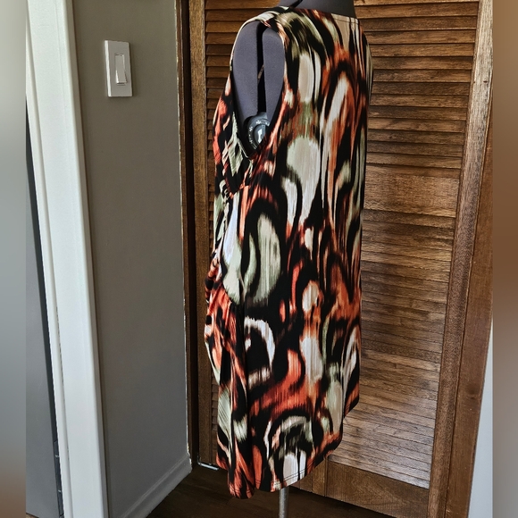 Fab fall colors sleeveless top. - Picture 3 of 10